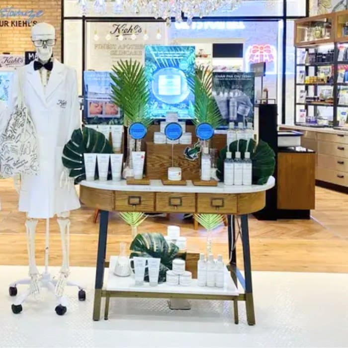 Kệ 2 tầng quảng cáo mỹ phẩm đơn giản