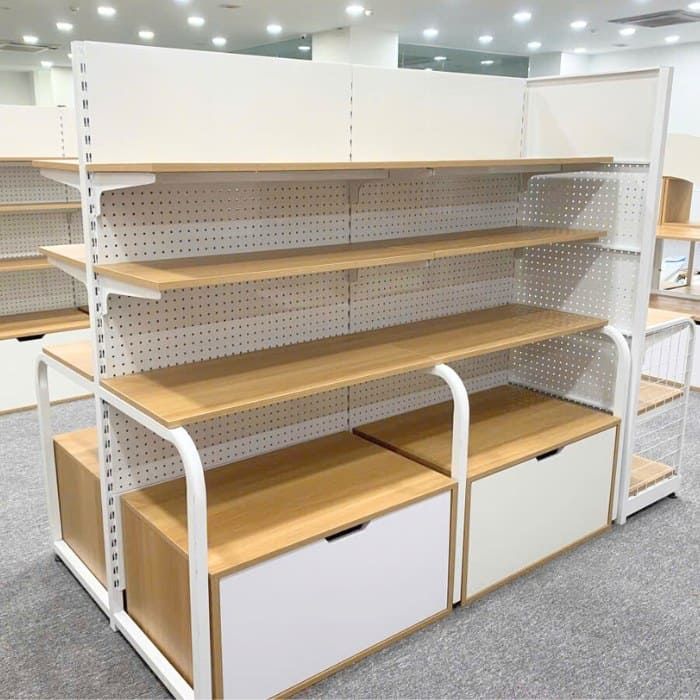 Kệ gỗ đôi cho vị trí giữa cửa hàng thiết kế lưng tôn đục lỗ