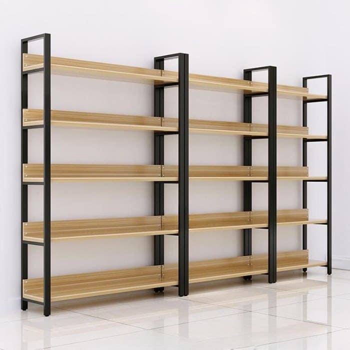Kệ khung sắt mâm gỗ đặt áp tường trong cửa hàng mỹ phẩm