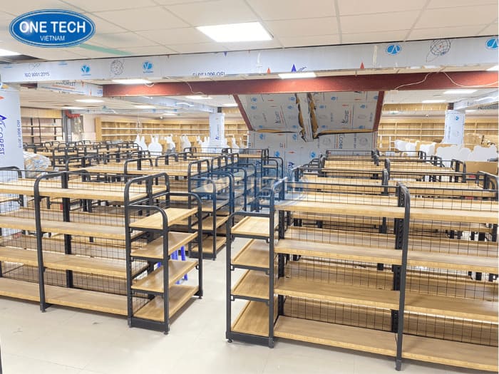 Kệ lưng lưới mâm gỗ khung bo góc cho chuỗi Nhà Sách Tiến Thọ