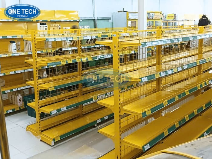 Kệ lưng lưới màu vàng thương hiệu của Bách Hóa Xanh