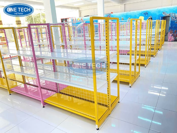 Kệ phối màu khung vuông góc lưng lưới dự án Chuỗi cửa hàng 15K