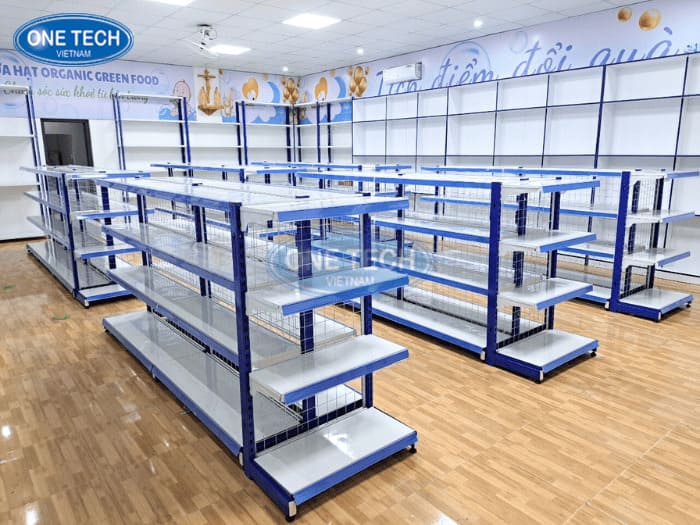 Kệ trưng bày lưng lưới màu trắng phối xanh cửa hàng Kidsmom Mart