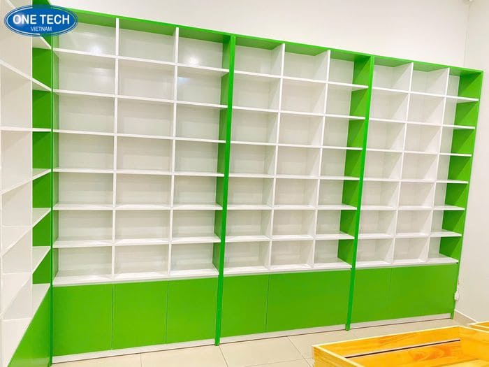 Tủ kệ gỗ màu xanh áp tường