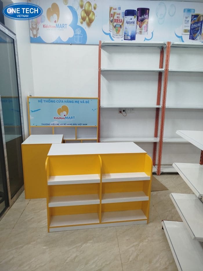 Bàn thu ngân màu vàng bắt mắt