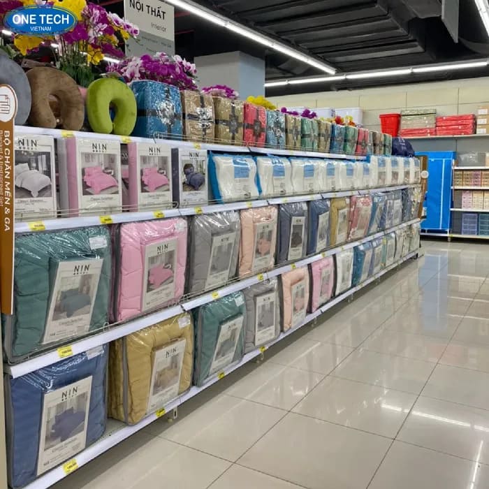 Kệ để chăn ga gối đệm trong siêu thị