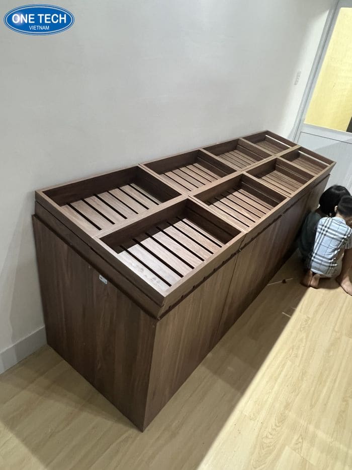 Kệ gỗ trái cây sát tường