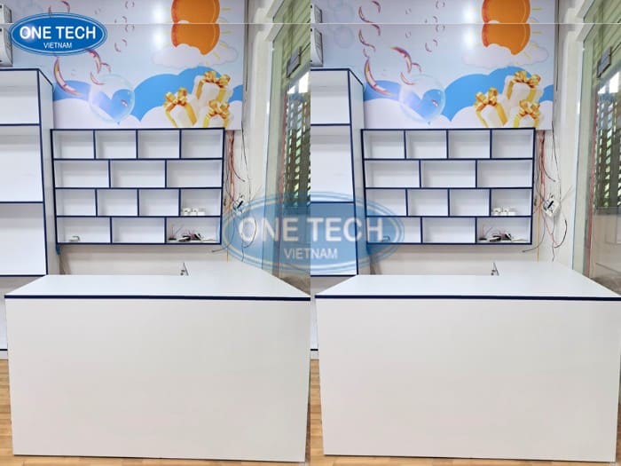 Kệ trưng bày bằng săt màu trắng phối xanh 04