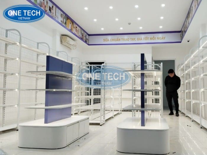 Kệ trưng bày có đèn led giúp nổi bật cửa hàng