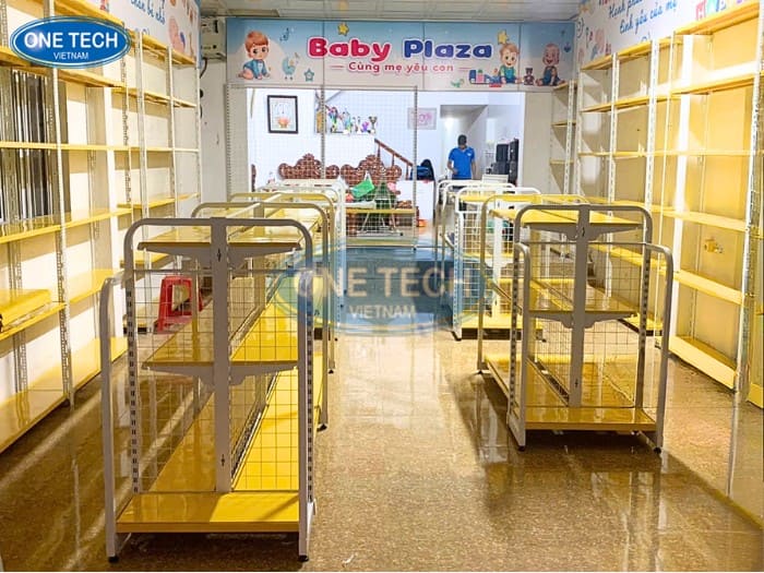 Kệ trưng bày màu trắng phố vàng 01