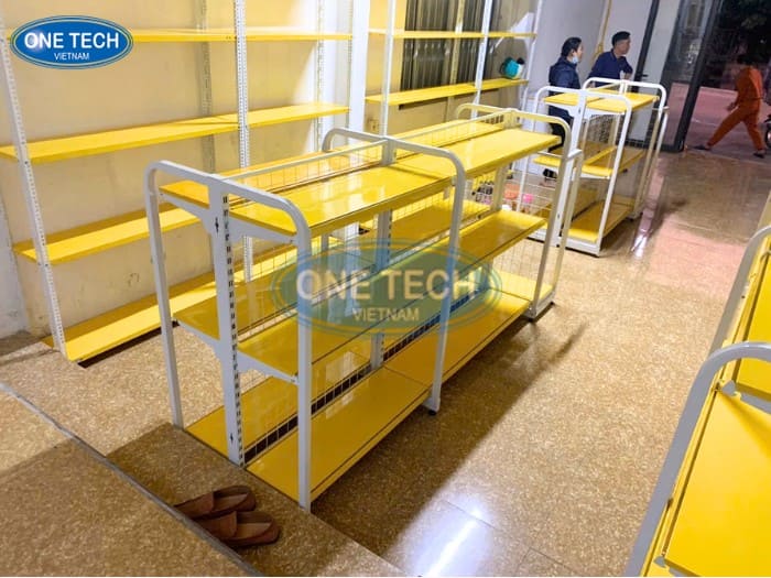 Kệ trưng bày màu trắng phố vàng 02