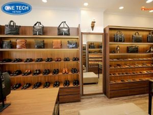 Kệ gỗ áp tường trưng bày giày dép