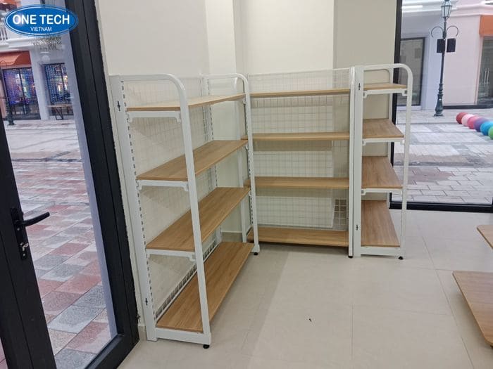 kệ gỗ khung sắt trưng bày mặt nạ
