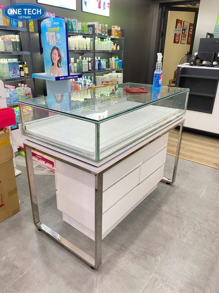 Kệ kính trưng bày mặt nạ