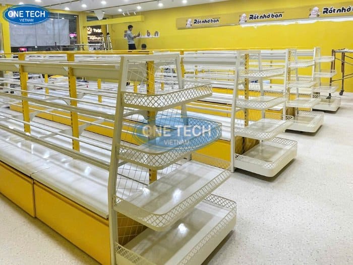 Kệ phối màu vàng đẹp mắt cho Snack KingDom