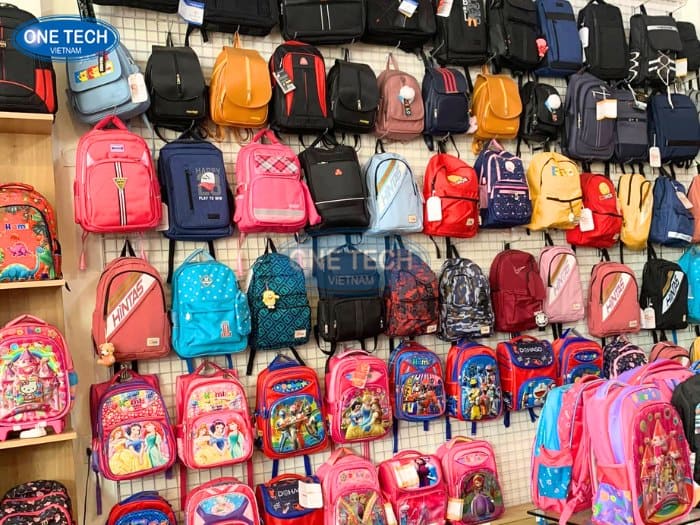 Kệ treo balo tận dụng toàn bộ không gian tường