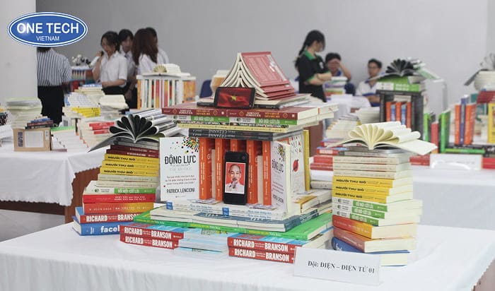 Xếp các chồng sách thành các hình sáng tạo