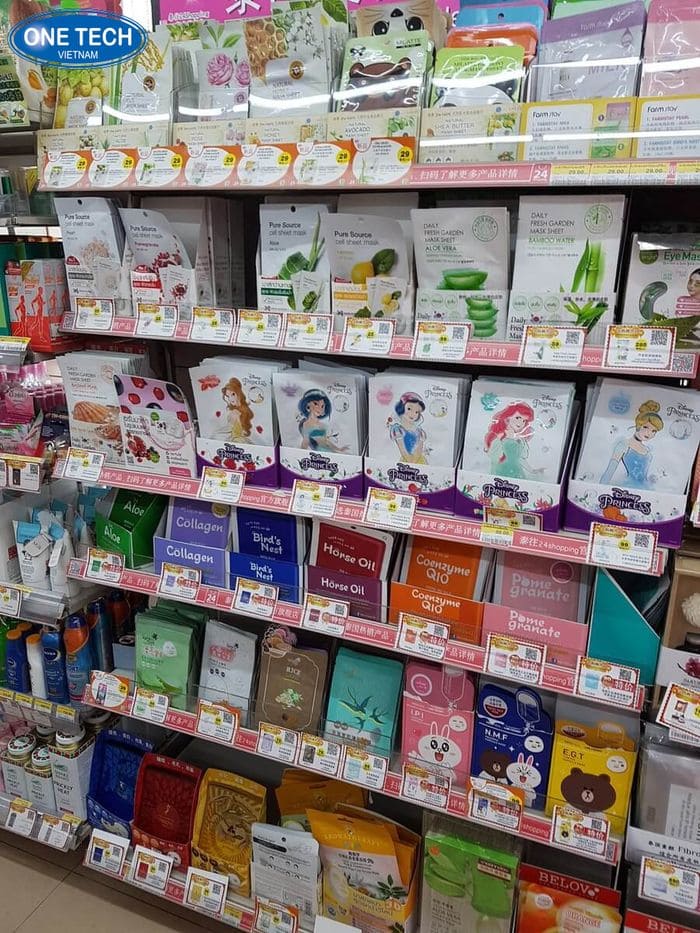 Kệ để mặt nạ ở siêu thị