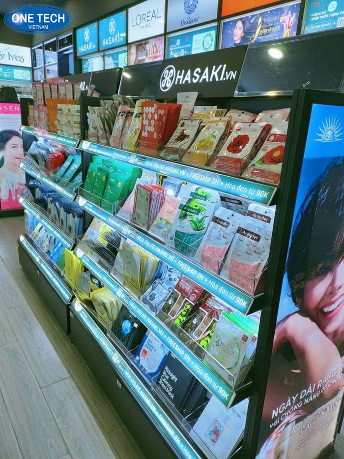 Kệ trưng bày mặt nạ có gắn đèn led