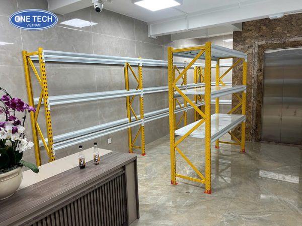 Kệ trung tải sát tường tiết kiệm không gian