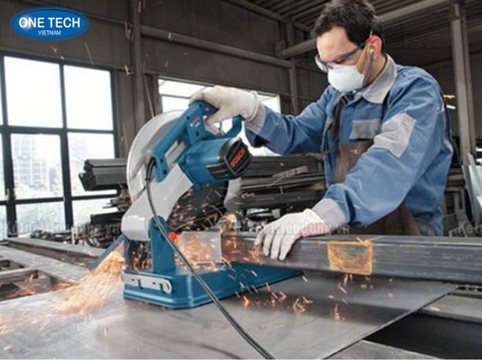 Bước 1: Cắt và tạo hình vật liệu theo thiết kế