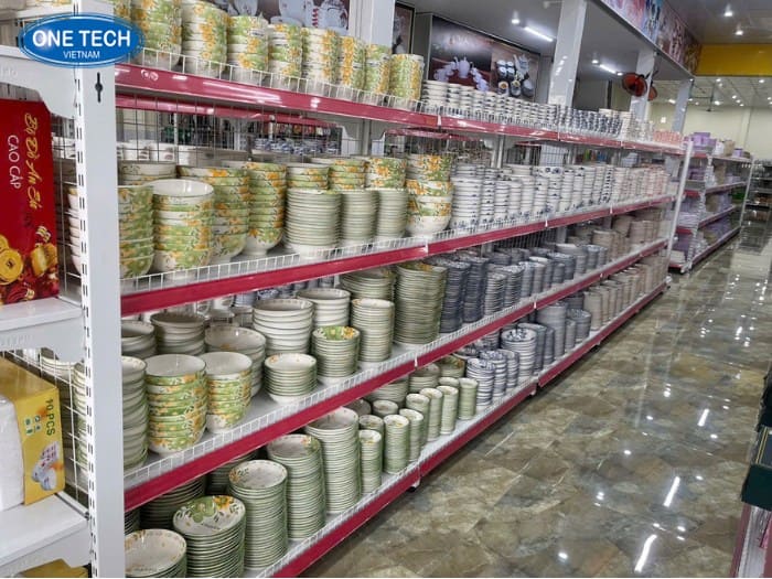 Cách dùng kệ trưng bày đồ gia dụng trong cửa hàng
