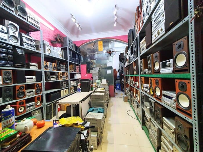 Kệ V lỗ trưng bày loa và amply tối ưu không gian