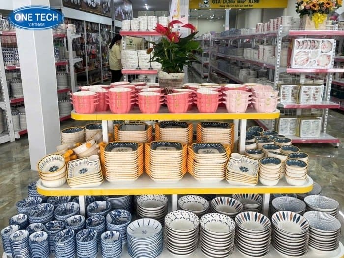 Kệ trưng bày bát đĩa tam cấp
