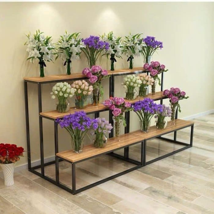 Trong quán cà phê, tiệm bánh