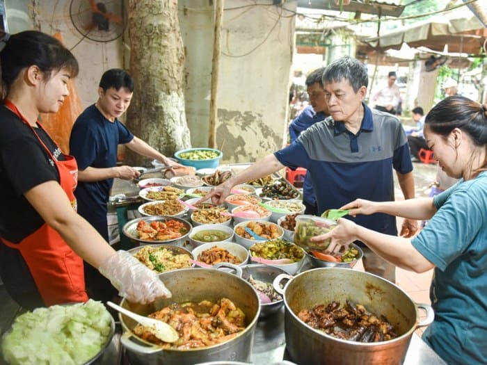 Mở cửa hàng cơm bình dân
