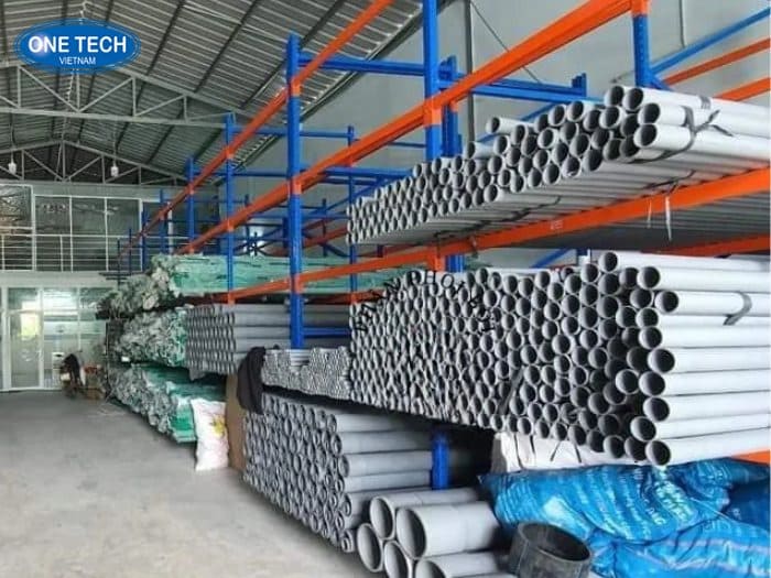 Kệ Selective ống nước trong kho xưởng sản xuất