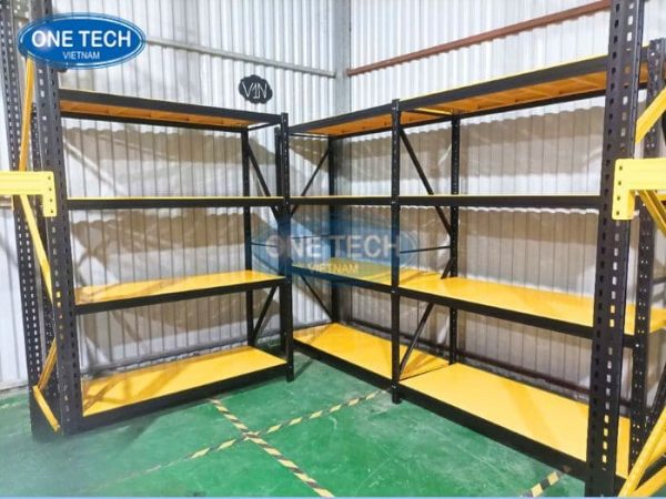 Kệ trung tải màu đen tải trọng 300 - 500kg/tầng