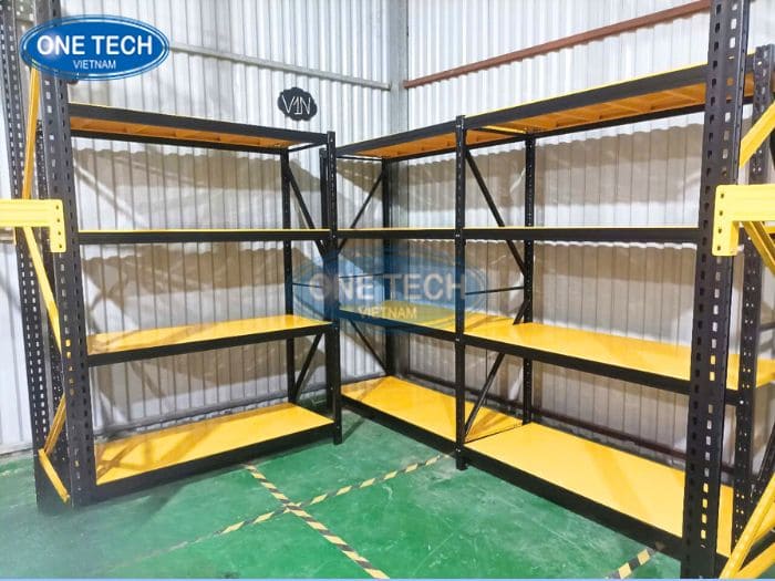 Kệ trung tải màu đen tải trọng 300 - 500kg/tầng