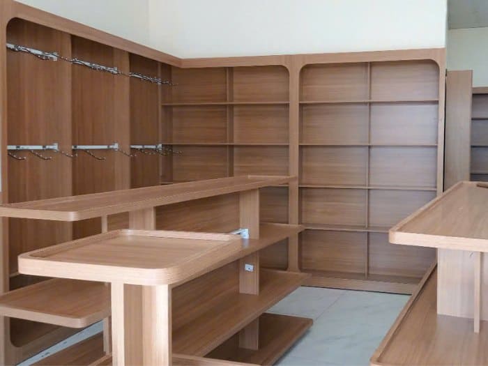 Kệ gỗ MDF xu hướng trong cửa hàng ví da nam