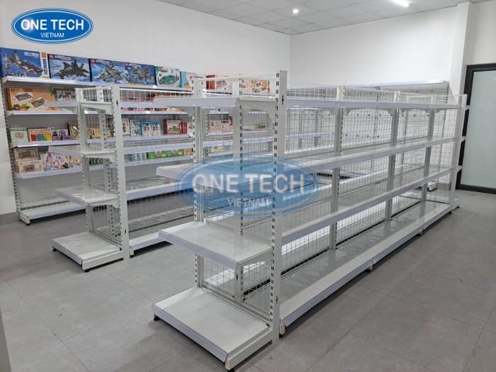 Kệ siêu thị lưng lưới đơn giản