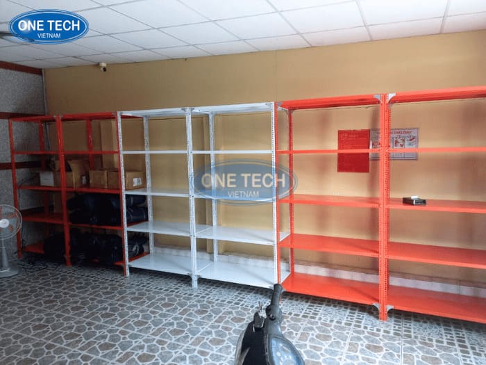Kệ màu cam bắt mắt 