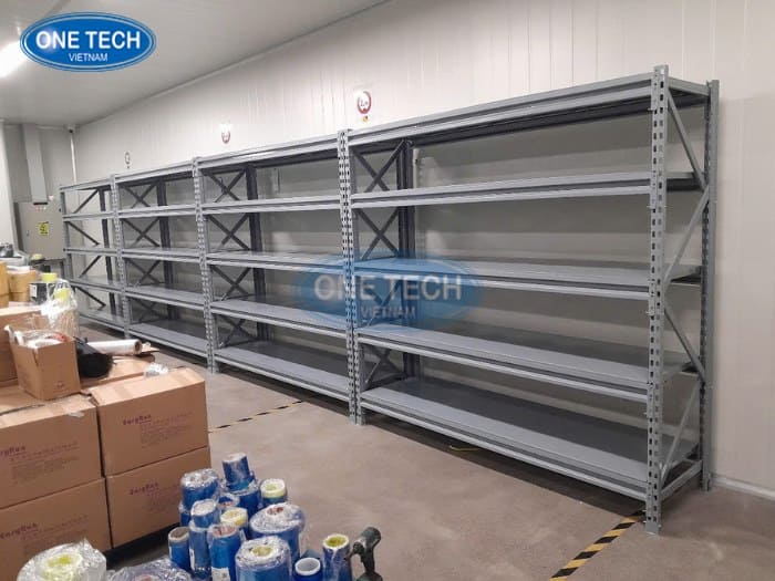 Kệ được thiết kế nhiều tầng