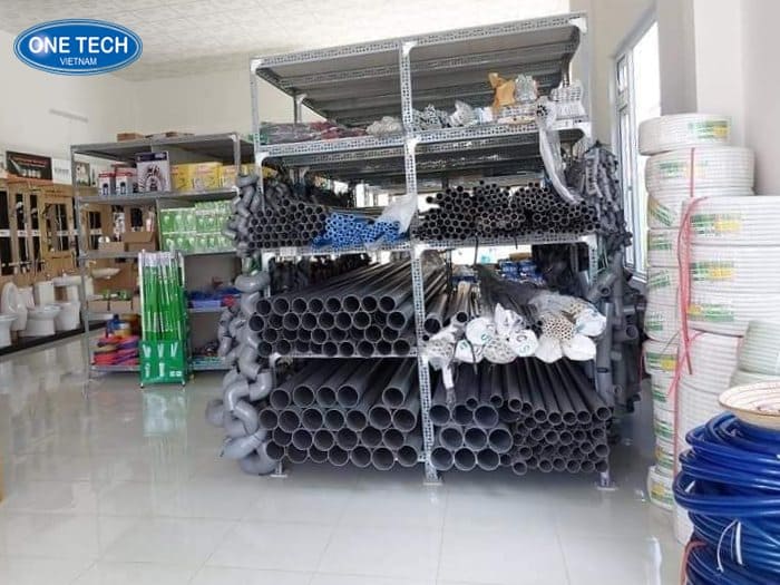 Kệ V lỗ để ống nước trong các cửa hàng