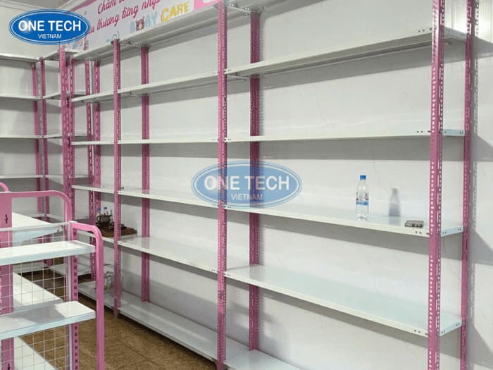 Kệ màu trắng hồng cho cửa hàng