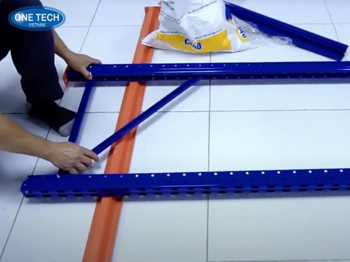 Bước 2: Lắp thanh giằng vào chân trụ