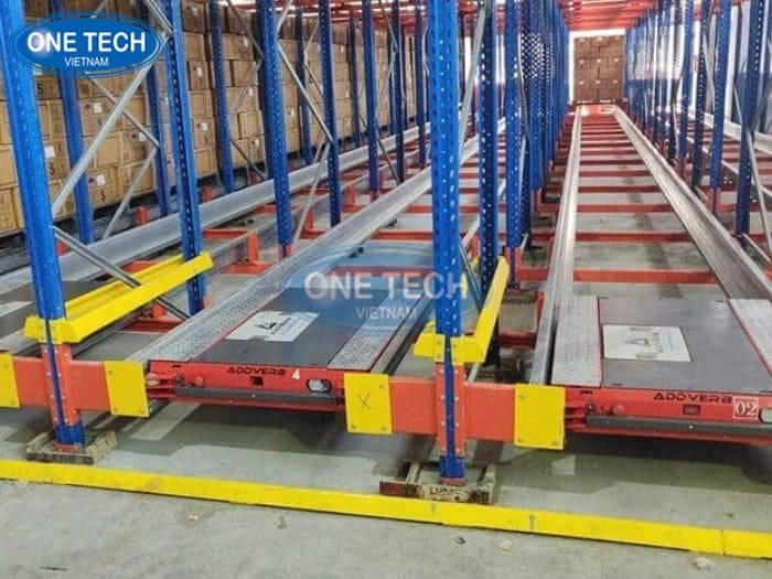 Kệ Radio Shuttle sử dụng robot