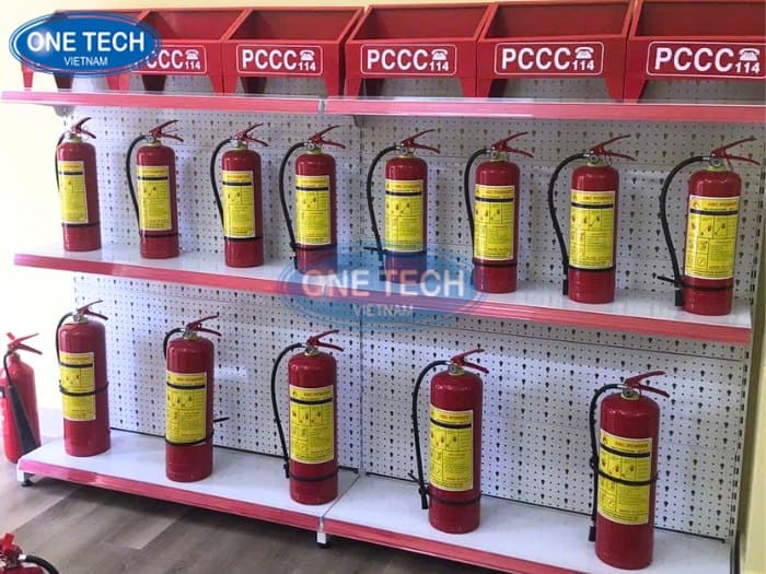 Kệ trưng bày bình chữa cháy trong cửa hàng