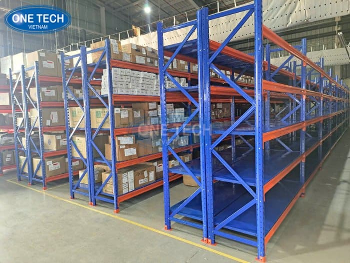 Thị trường kệ kho hàng sôi động tại Hà Nội