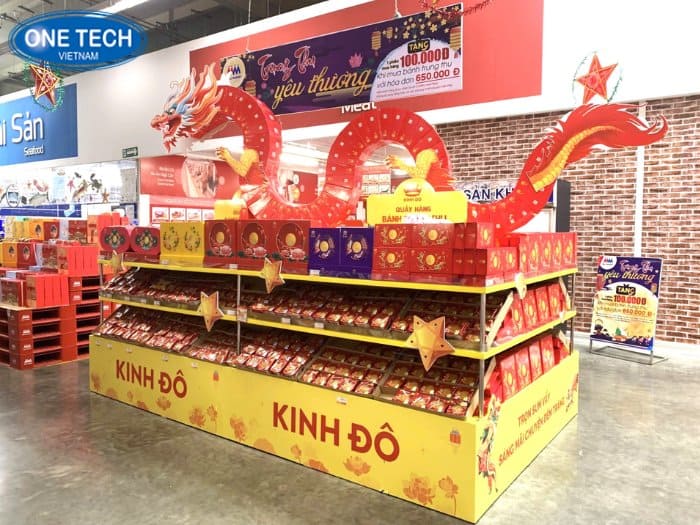 Kệ bày bánh trung thu giữa nhà