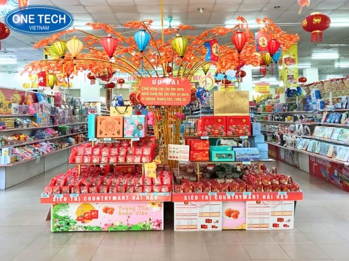 Kệ trưng bày bánh giữa nhà nổi bật