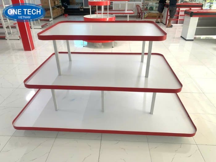 Kệ hình chữ nhật đặt ở trung tâm các cửa hàng