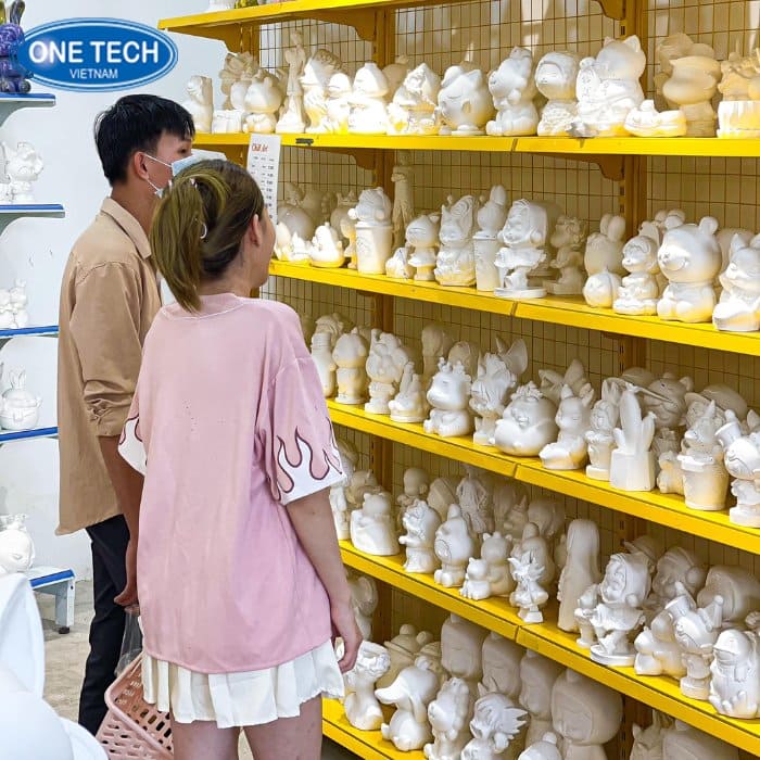 Kệ lưng lưới màu vàng bắt mắt