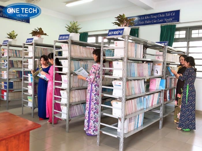 Kệ để sách trong thư viện gọn gàng