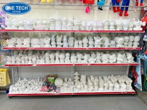 Kệ trưng bày tượng giúp sắp xếp gọn gàng, đảm bảo an toàn
