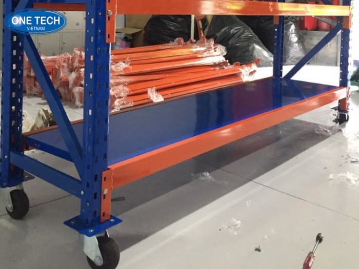 Cấu tạo của kệ kho trung tải có bánh xe